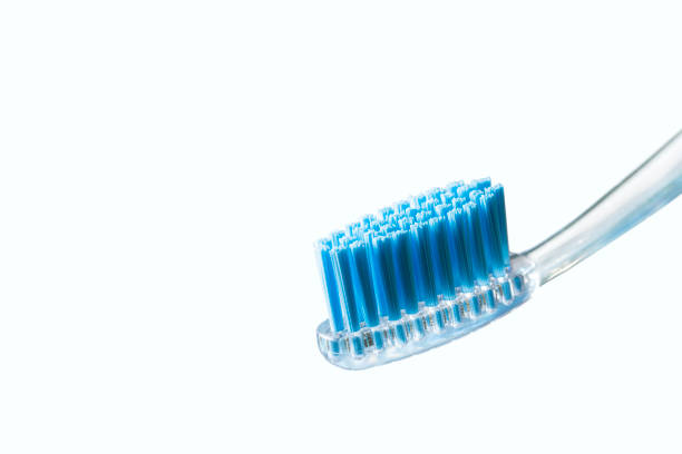 spazzolino da denti e dentifricio su sfondo sfocato. cura per la cavità orale e teet - toothpaste glue blue white foto e immagini stock