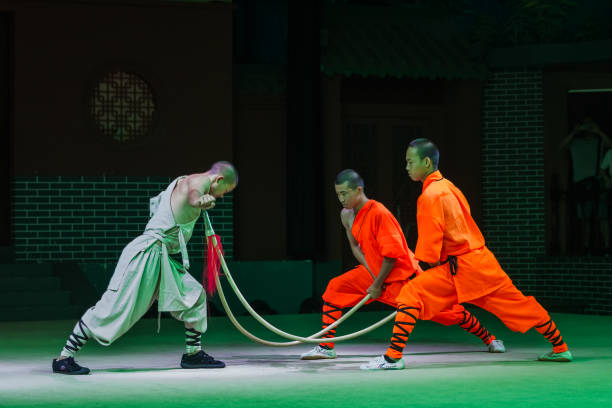 kung-fu-show im kloster shaolin - shaolin stock-fotos und bilder