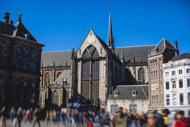 blick auf die amsterdamer straße im historischen zentrum, mit kanalhäusern in der hauptstadt amsterdam, nordholland, niederlande, sommer sonniger tag - waterdam stock-fotos und bilder