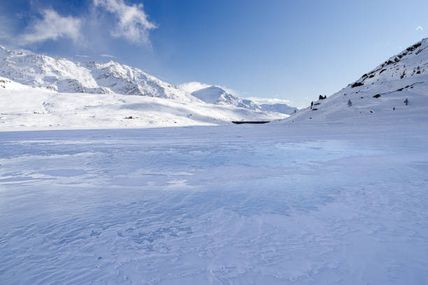 frozen lake montespluga, madesimo, sondrio - madesimo immagine foto e immagini stock