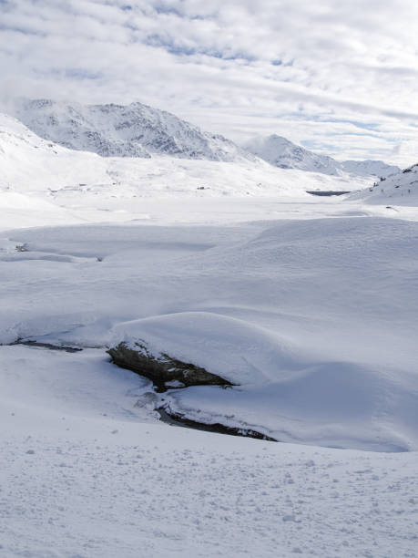 frozen lake montespluga, madesimo, sondrio - madesimo immagine foto e immagini stock
