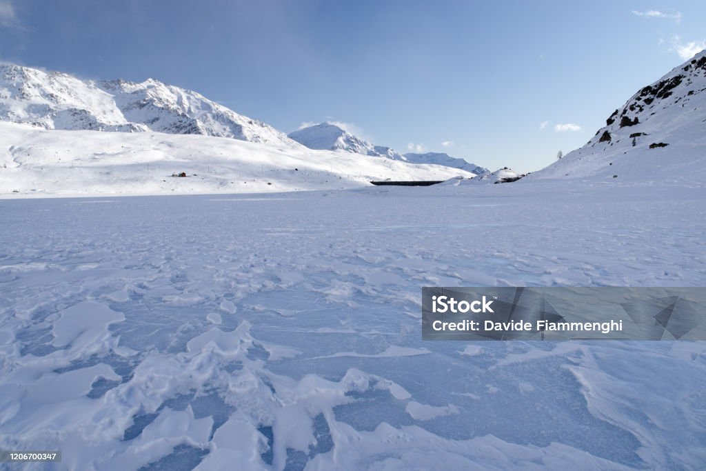 Frozen lake Montespluga, Madesimo, Sondrio - Foto stock royalty-free di Alpi
