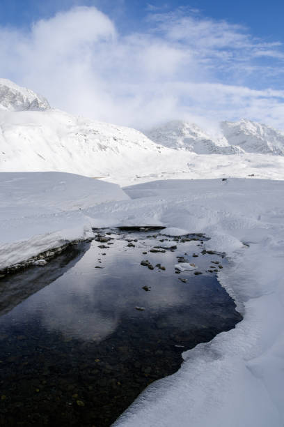torrente liro sotto il lago ghiacciato montespluga, madesimo, sondrio - madesimo immagine foto e immagini stock