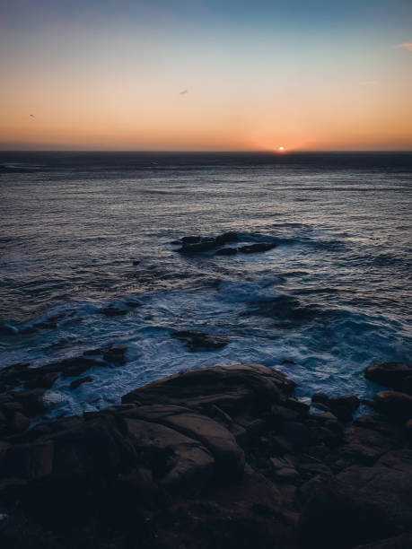 zachód słońca w kapsztadzie w clifton, republika południowej afryki - travel destinations rocky coastline moody sky clear sky zdjęcia i obrazy z banku zdjęć