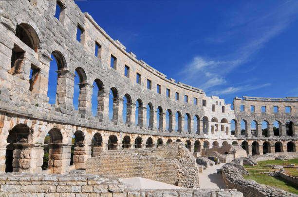 die pula arena ist der name des amphitheaters in pula, kroatien. - amphitheater pula stock-fotos und bilder