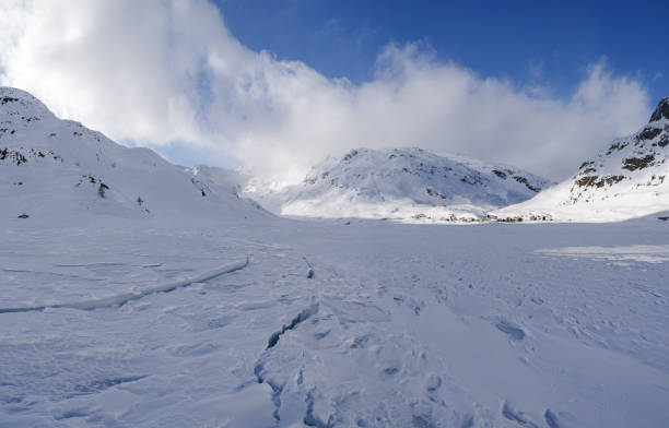 vista panoramica sul lago ghiacciato di montespluga, madesimo, sondrio - madesimo immagine foto e immagini stock