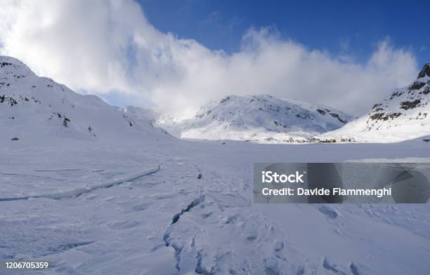 Vista Panoramica Sul Lago Ghiacciato Di Montespluga Madesimo Sondrio - Fotografie stock e altre immagini di Alpi