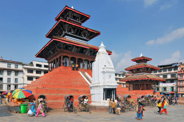 ナラヤン寺院とマジュデガと白い色のカマデフ寺院は愛の神に捧げられました。ダルバール広場、カトマンズ、ネパール。 - rickshaw nepal men indian culture ストックフォトと画像