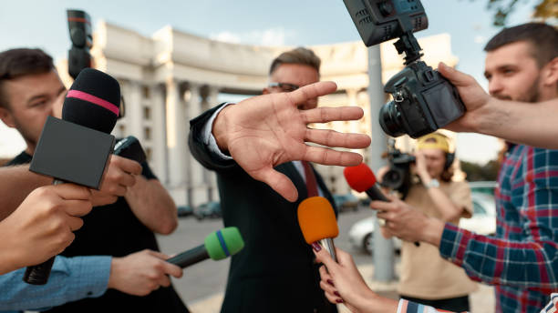 nessuna notizia. giornalisti che cercano di condurre un'intervista al politico. industria del giornalismo, concetto di live streaming. - hiding internet multimedia people foto e immagini stock