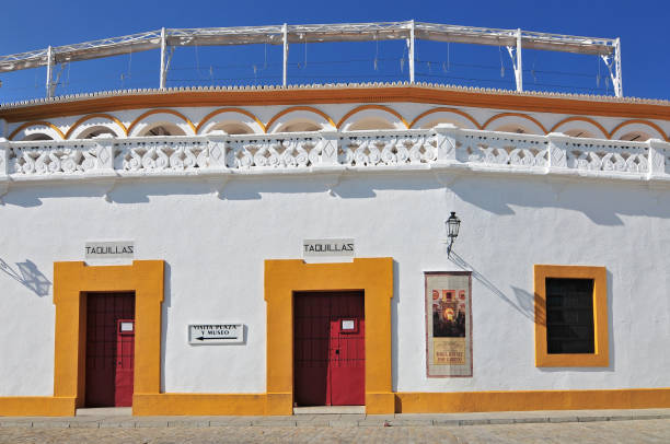 espagne, andalousie, séville, plaza de toros de la real maestranza de caballeria de sevilla, la façade baroque des arènes. - maestranza bullring photos et images de collection