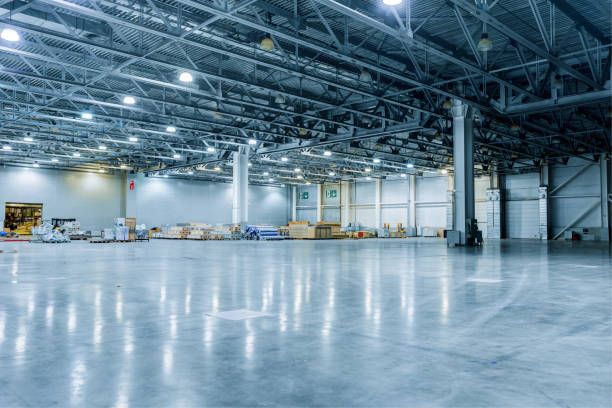 empty modern warehouse - industrial interior imagens e fotografias de stock