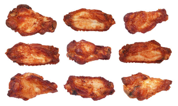 ailes de poulet grillées savoureuses délicieuses morceaux de farine de viande d’isolement sur le fond blanc - white meat grilled barbecue chicken photos et images de collection