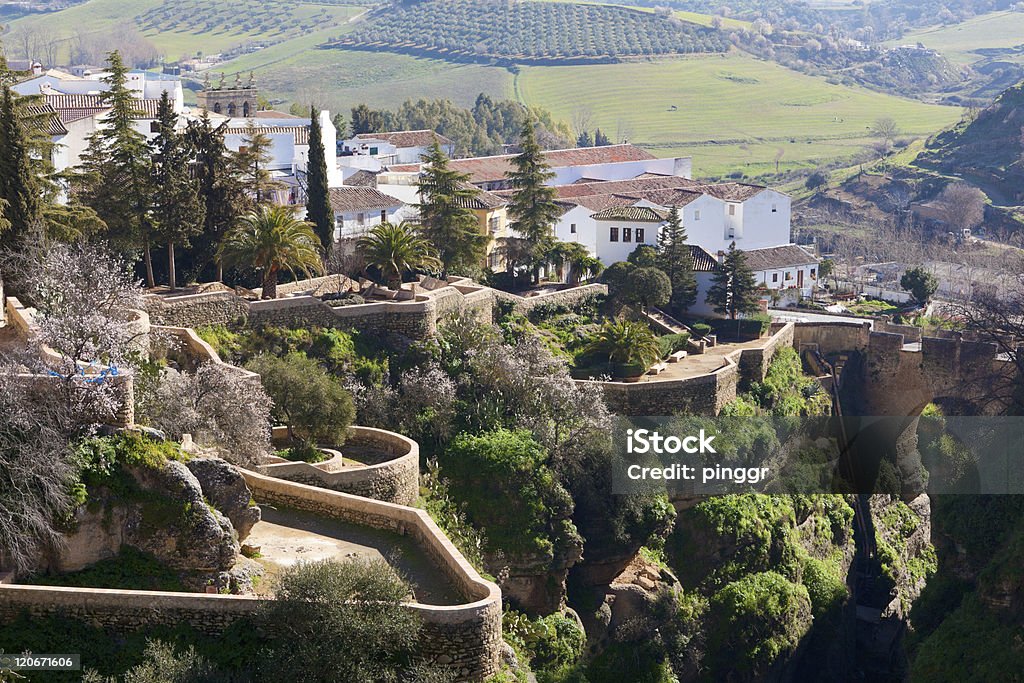 Weißen spanischen Gebäude auf den Klippen an der Ronda, Spanien - Lizenzfrei Alt Stock-Foto