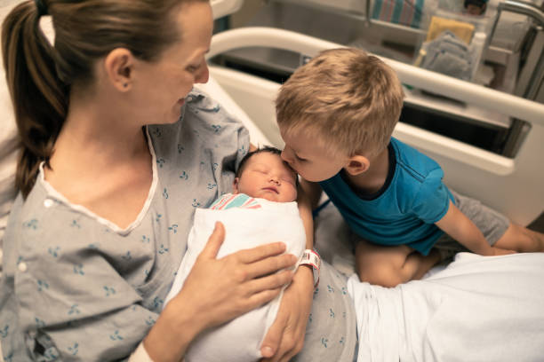 ich bin ein großer bruder. familienbesuch nach der geburt. - ungestellt fotos stock-fotos und bilder