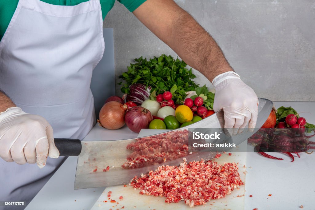 Chef Está Cortando Carne Cruda En Tabla De Cortar Con Cuchillo Para Cocinar En La Cocina Carne Picada Restaurante Kebab Preparación De Kebab Foto de stock y más banco de imágenes