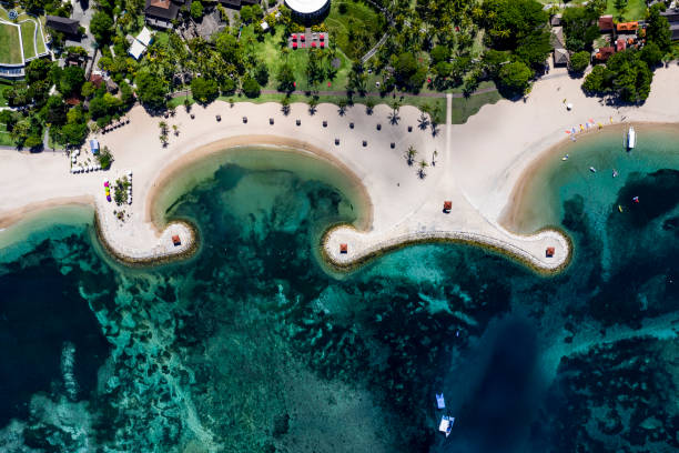 widok z lotu ptaka na plażę i lagunę nusa dua z łodziami - nusa dua obrazy zdjęcia i obrazy z banku zdjęć