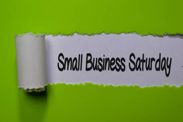 sábado para pequeñas empresas escribir en papel blanco y verde desgarrado - sábado fotografías e imágenes de stock