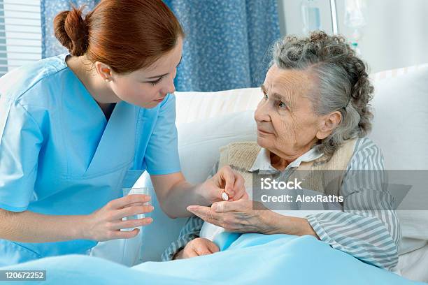 Cuidado - Fotografias de stock e mais imagens de Medicação - Medicação, Profissional de enfermagem, Oferecer