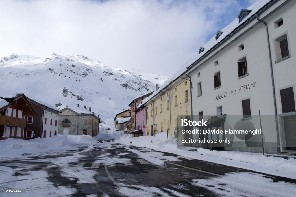 Montespluga villaggio in inverno - Foto stock royalty-free di Albergo