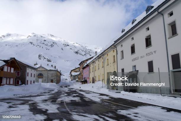 Montespluga Villaggio In Inverno - Fotografie stock e altre immagini di Albergo - Albergo, Alpi, Ambientazione esterna