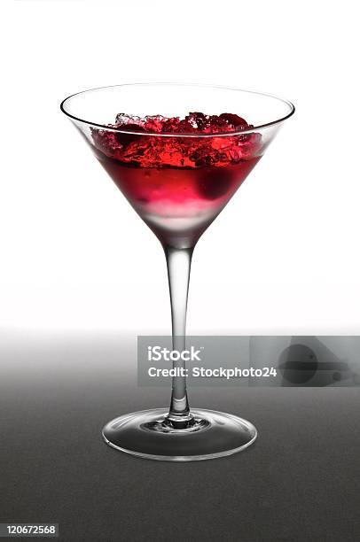 Framboesa Cocktail No Copo De Martini - Fotografias de stock e mais imagens de Bebida - Bebida, Bebida Alcoólica, Branco