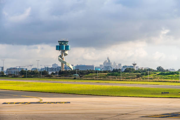 torre di controllo del traffico aereo dell'aeroporto di sydney, australia - air traffic control tower foto e immagini stock