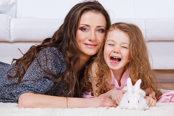 dziewczyna, matka, bunny - easter rabbit sofa women zdjęcia i obrazy z banku zdjęć