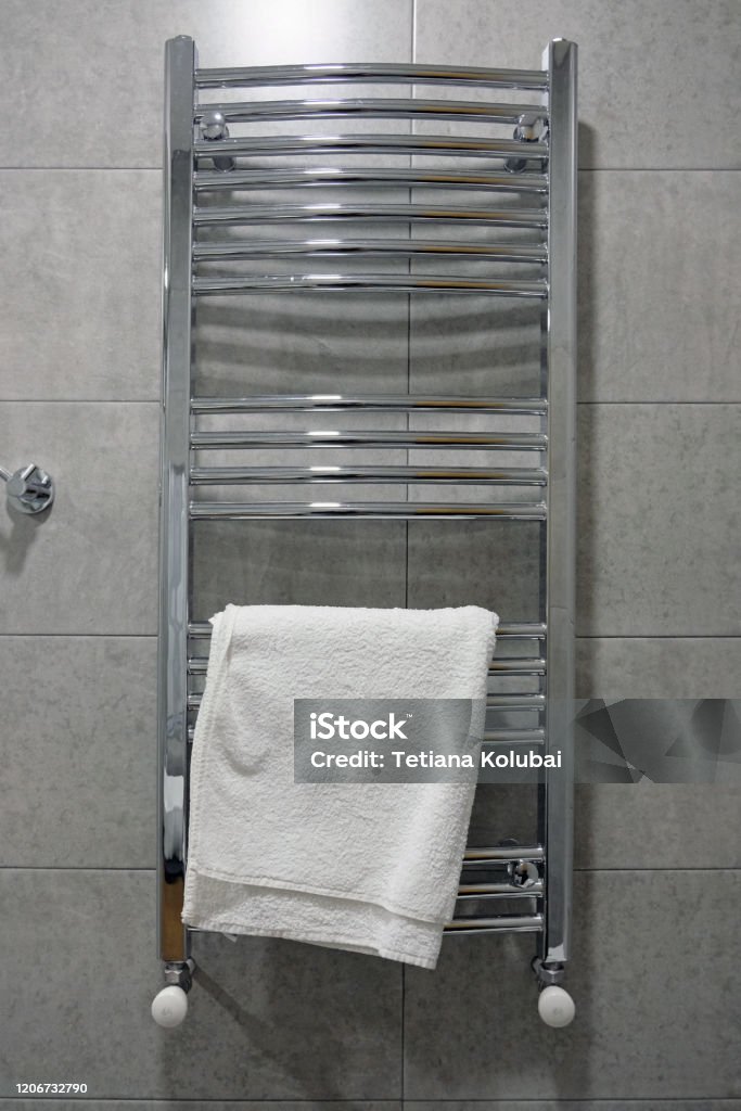 Responder vino dedo índice Secador De Toallas Eléctrico Inoxidable Para El Baño Foto de stock y más  banco de imágenes de Calor - iStock