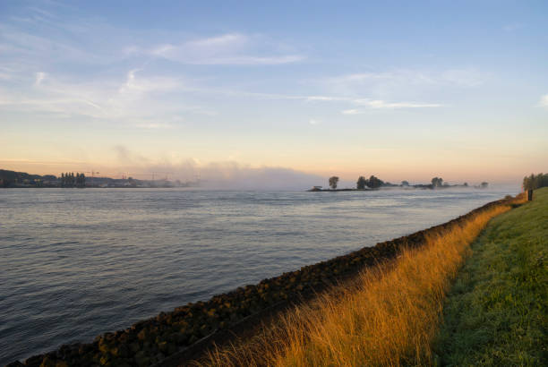 niebla sobre el río merwede - alblasserwaard fotografías e imágenes de stock