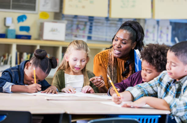 クラスを持つアフリカ系アメリカ人の小学校�の教師 - elementary school waist up indoors childhood ストックフォトと画像