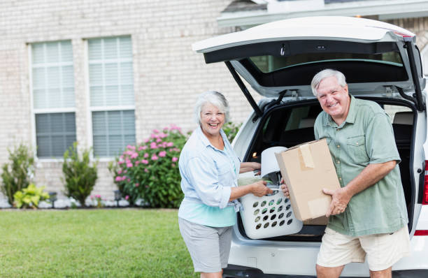 pareja de la tercera edad moviendo casa, desempaquetando el coche - senior women cheerful overweight smiling fotografías e imágenes de stock