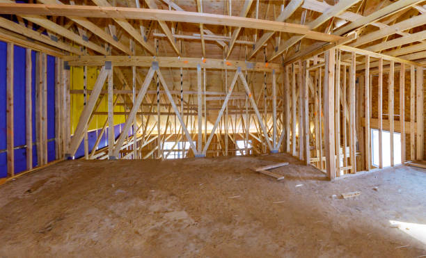 viga de encuadre de nueva casa en construcción interior de construcción de la estructura del techo de construcción interior - home addition attic timber roof beam fotografías e imágenes de stock