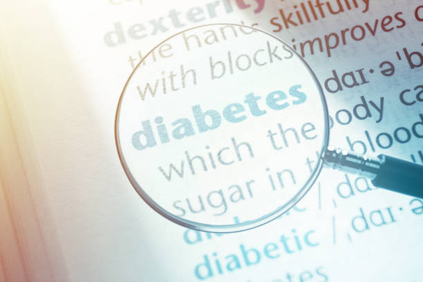 돋보기를 통해 사전에서 당뇨병 단어 - diabetes education learning dictionary 뉴스 사진 이미지