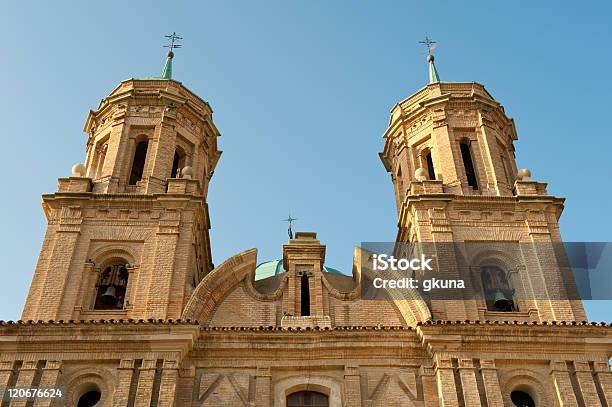 Iglesia Católica Foto de stock y más banco de imágenes de Aguja - Chapitel - Aguja - Chapitel, Antiguo, Arco - Característica arquitectónica