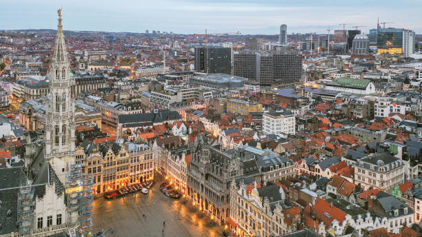 drone veel aereo di grand place bruxelles il municipio della città, e la casa del re o pane. foto della città di aerial downoown - brussels basilica foto e immagini stock