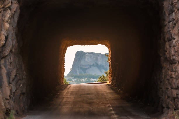 widok tunelu na mount rushmore south dakota doane robinson tunnel - mt rushmore national monument south dakota president day zdjęcia i obrazy z banku zdjęć