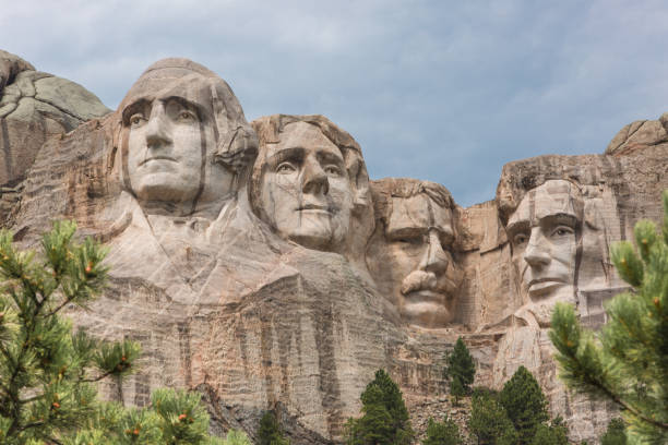 i quattro presidenti del monte rushmore nel dakota del sud - mt rushmore national monument south dakota president day foto e immagini stock