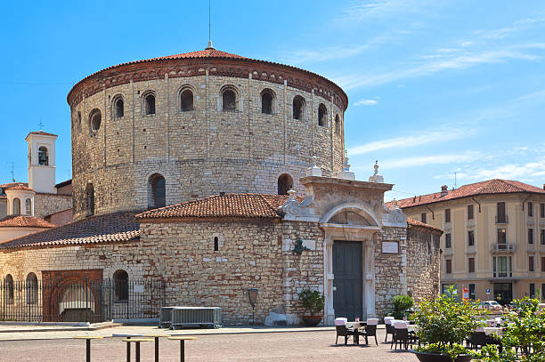 alte kathedrale von brescia - large dome stock-fotos und bilder