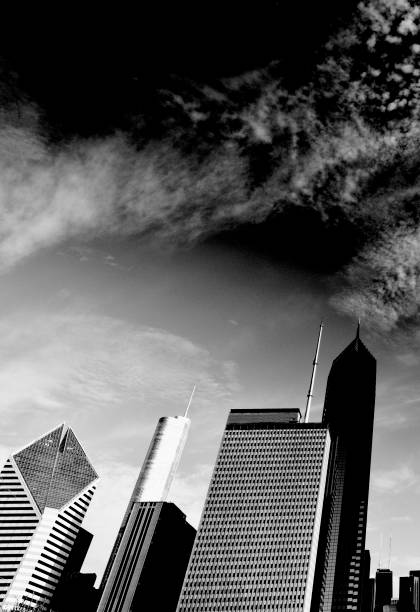 урбан скайлайн, чикаго. черно-белые. - chicago black and white contemporary tower стоковые фото и изображения