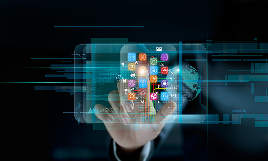 Empresario tocando icono de conexión de red global del cliente en la pantalla virtual, red bancaria, pago, compras en línea y marketing digital. photo