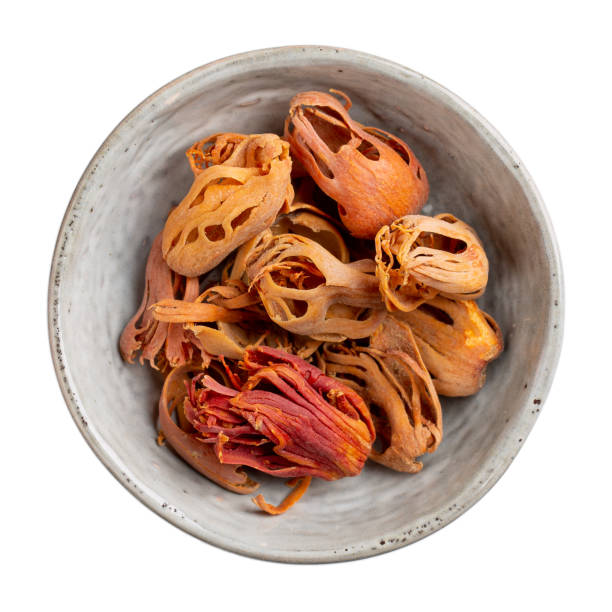 mace orgánica seca o jayitri en recipiente de cerámica aislado sobre fondo blanco. vista superior. - nutmeg india spice nut fotografías e imágenes de stock