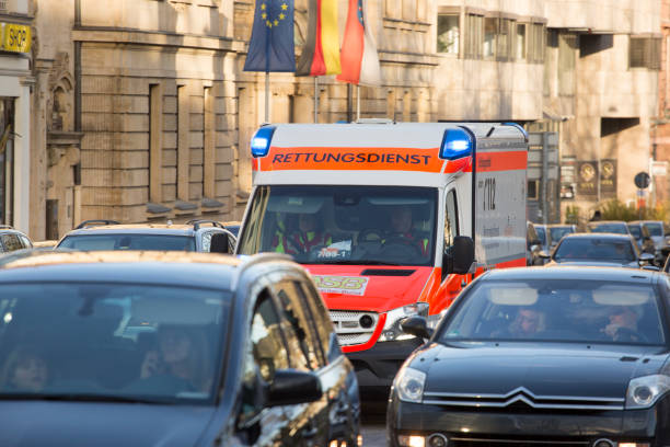 немецкий rettungsdienst скорой помощи пробки срочности - german culture flash стоковые фото и изображения