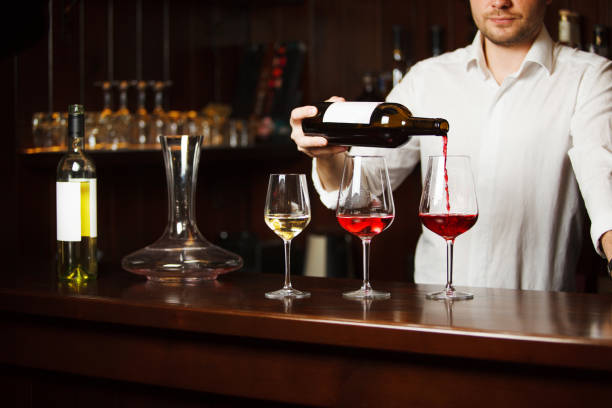 sommelier gießt verschiedene arten von erlesenen wein - decanter wine wineglass red wine stock-fotos und bilder