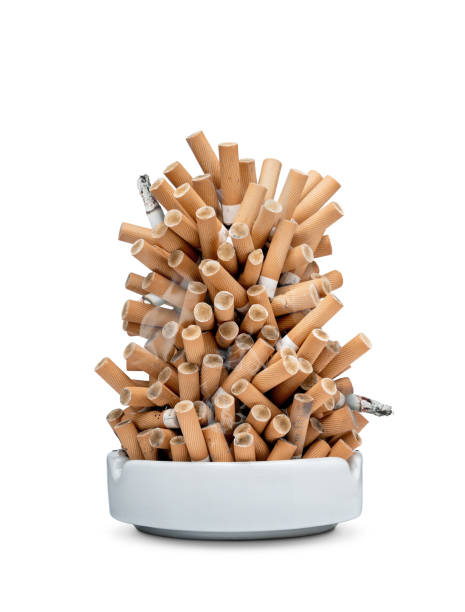 cenicero lleno de cigarrillos aislados sobre fondo blanco - cenicero fotografías e imágenes de stock