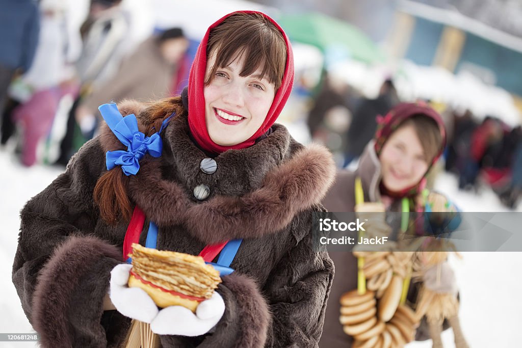 Ragazze con pancake durante Shrovetide - Foto stock royalty-free di Maslenica