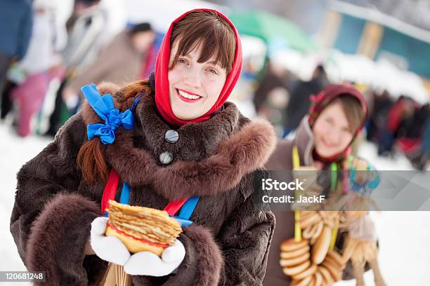 Ragazze Con Pancake Durante Shrovetide - Fotografie stock e altre immagini di Maslenica - Maslenica, Abiti pesanti, Adulto