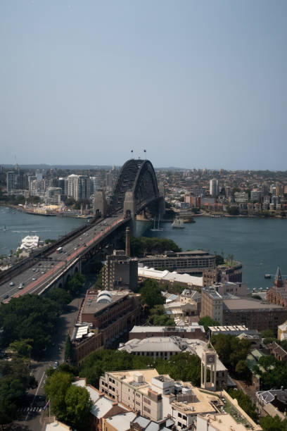 vue aérienne du port de sydney, de l’opéra de sydney et du pont du port de sydney. - sydney harbor bridge sydney opera house vertical australia photos et images de collection