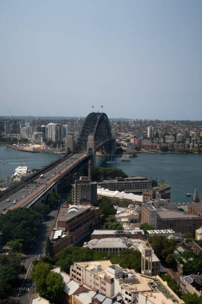 シドニーハーバー、シドニーオペラハウス、シドニーハーバーブリッジの空中写真。 - sydney harbor bridge sydney opera house vertical australia ストックフォトと画像