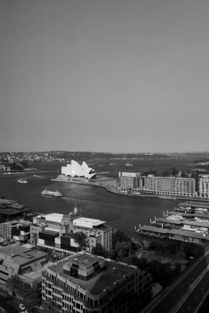 シドニーハーバー、シドニーオペラハウス、シドニーハーバーブリッジの空中写真。 - sydney harbor bridge sydney opera house vertical australia ストックフォトと画像