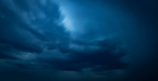 relámpagos en el cielo nocturno oscuro durante un thunderstrom de verano - arcus cloud fotografías e imágenes de stock